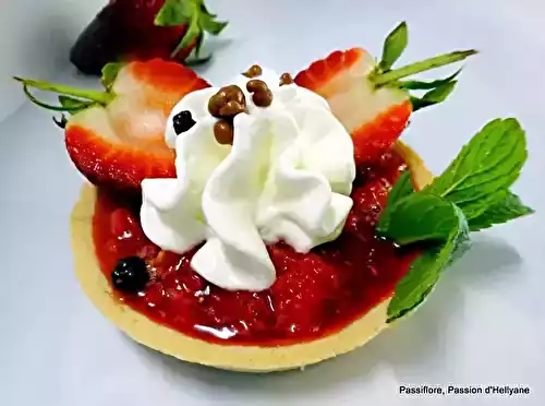 Tartelettes sablées aux fraises/ chocolat avec de la crème fouettée