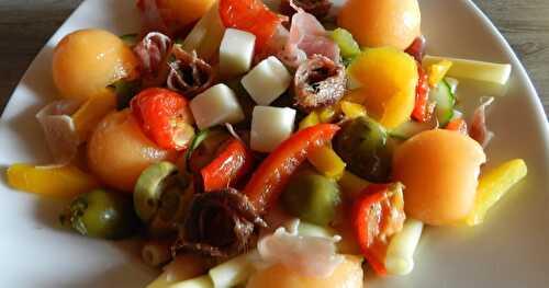 Salade de pâtes aux légumes du sud-anchois-fromage de chèvre et melon