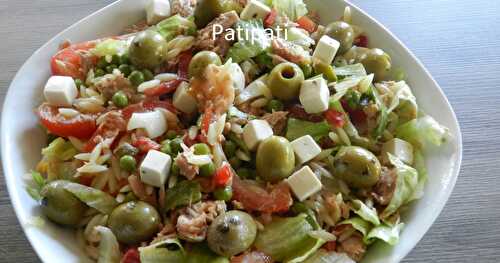 Salade iceberg au thon-olives-tomates-pois-feta et pâtes grecque