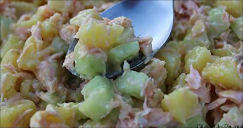 Une Salade de saumon frais, concombre et pomme de terre