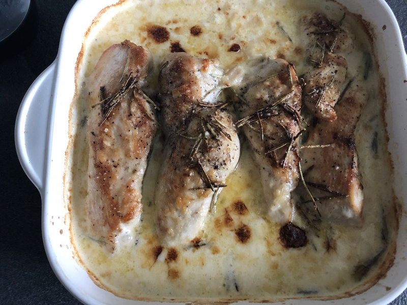 BLANC DE POULET GRATINE ROMARIN SAUCE AU COMTE