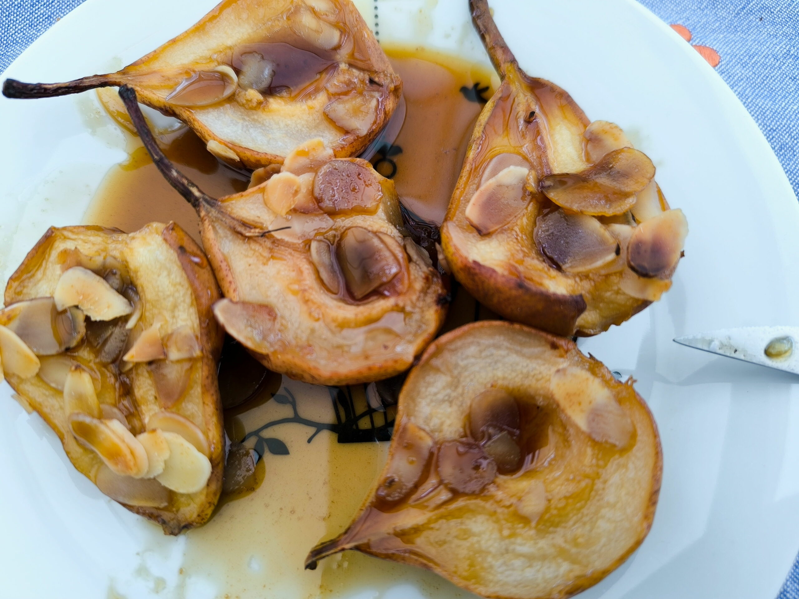 Poires au four avec une sauce au miel et amandes