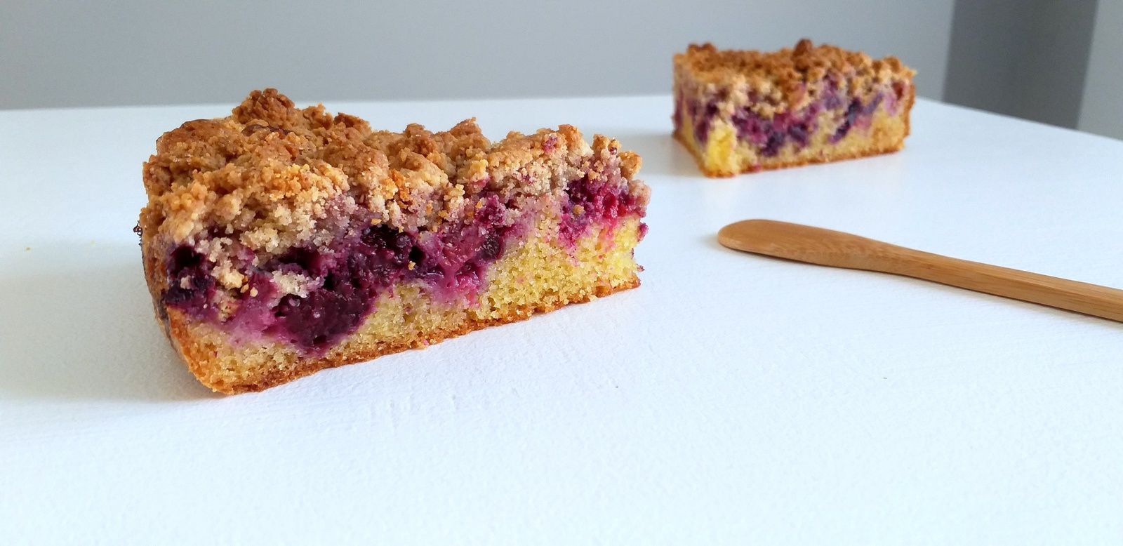 Gâteau aux fruits rouges et chocolat blanc façon crumble