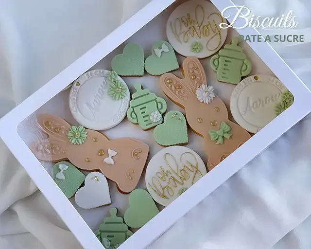 Biscuits de naissance décorés en pâte à sucre