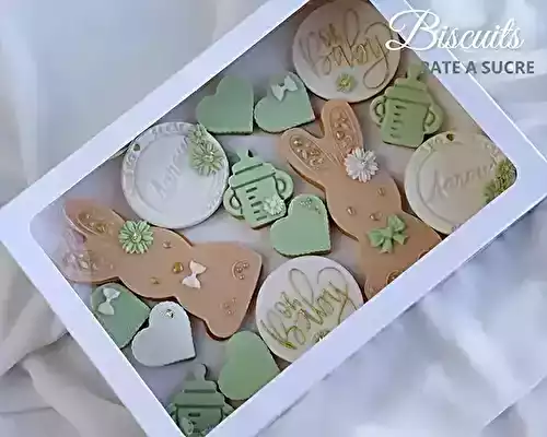 Biscuits de naissance décorés en pâte à sucre