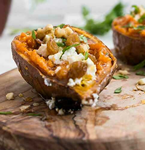 Patate douce farcie à la feta, noix et raisins secs