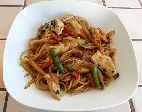 Spaghettis au poulet et petits légumes à la chinoise