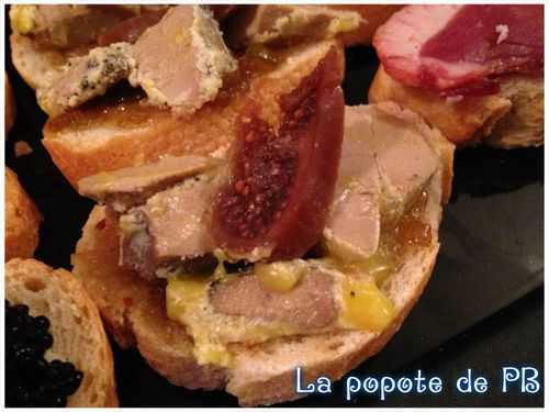 Petits canapés de foie gras sur son lit de confit d'oignon et sa petite figue séchée