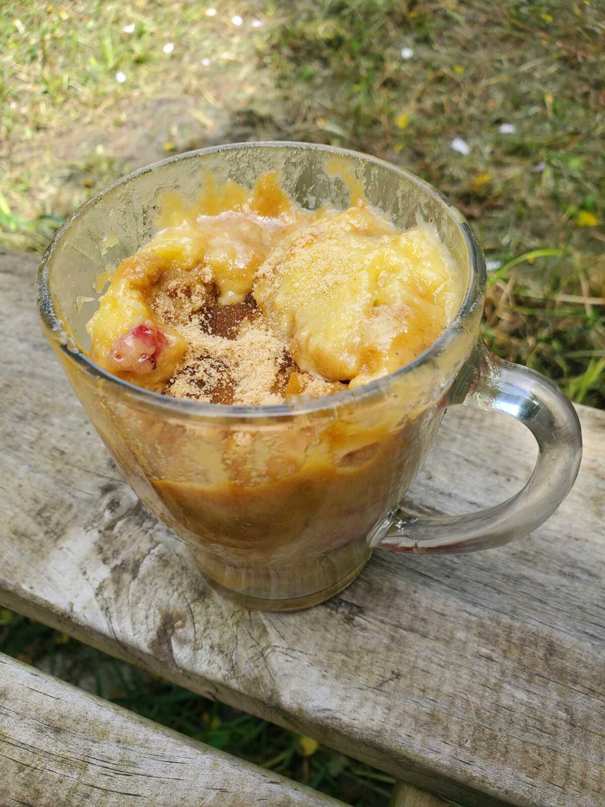 Mug muffin aux framboises et crumble