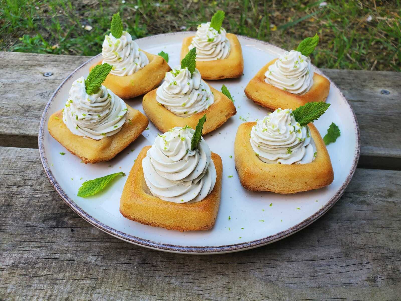 Baba au sirop rhum, au citron vert, chantilly à la menthe