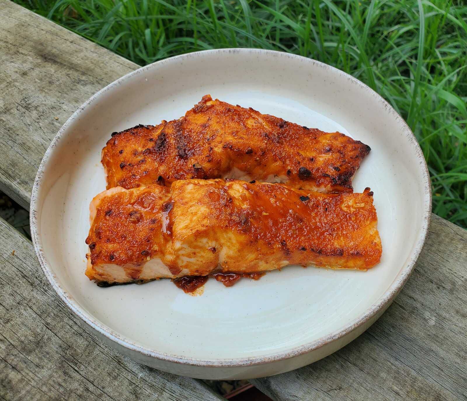 Pavés de saumon à la moutarde au piment d'Espelette et au sirop d'érable au air fryer