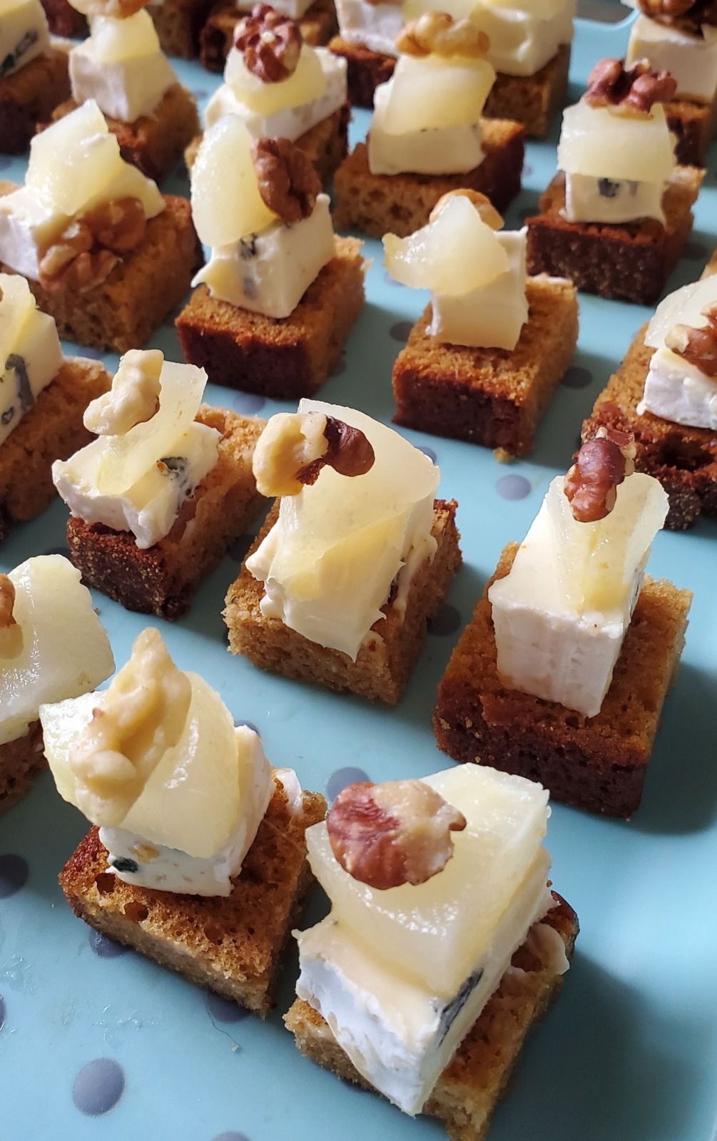 Bouchées de pain d'épices au Pavé d'Affinois au bleu, poire et noix