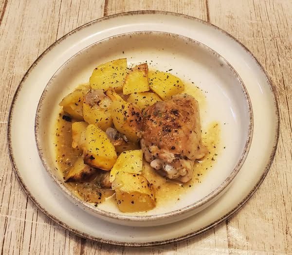 Cuisses de poulet aux pommes de terre boulangères