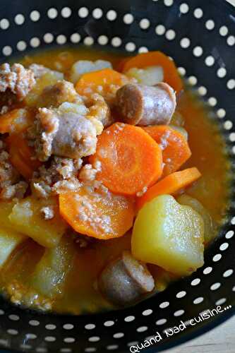 Ragoût de pommes de terre, carottes et saucisses