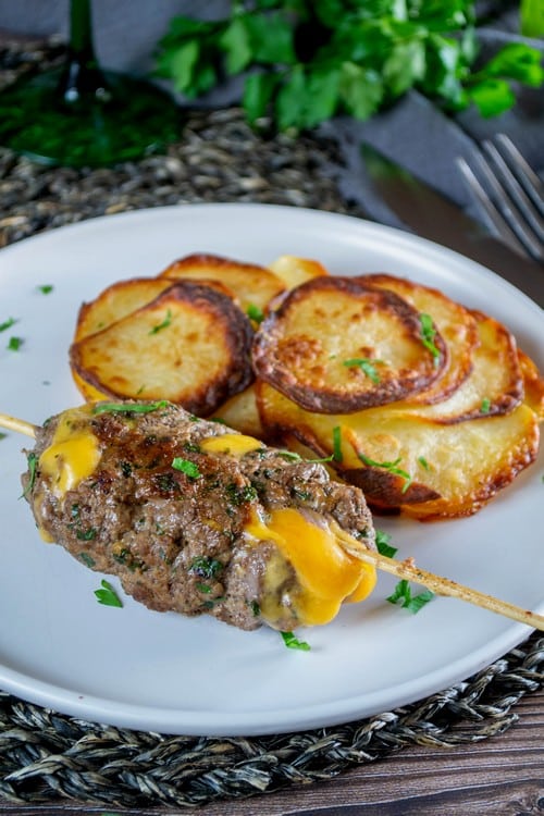 Brochettes de boeuf au cheddar et pommes Anna