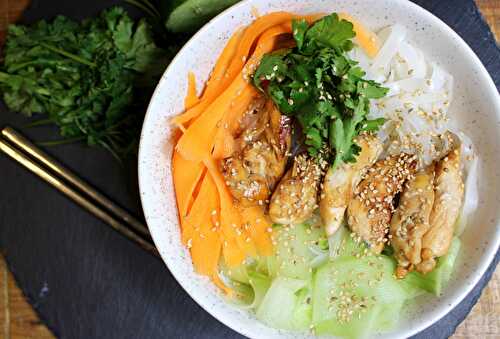 Salade thaï- nouilles de riz, poulet, crudités