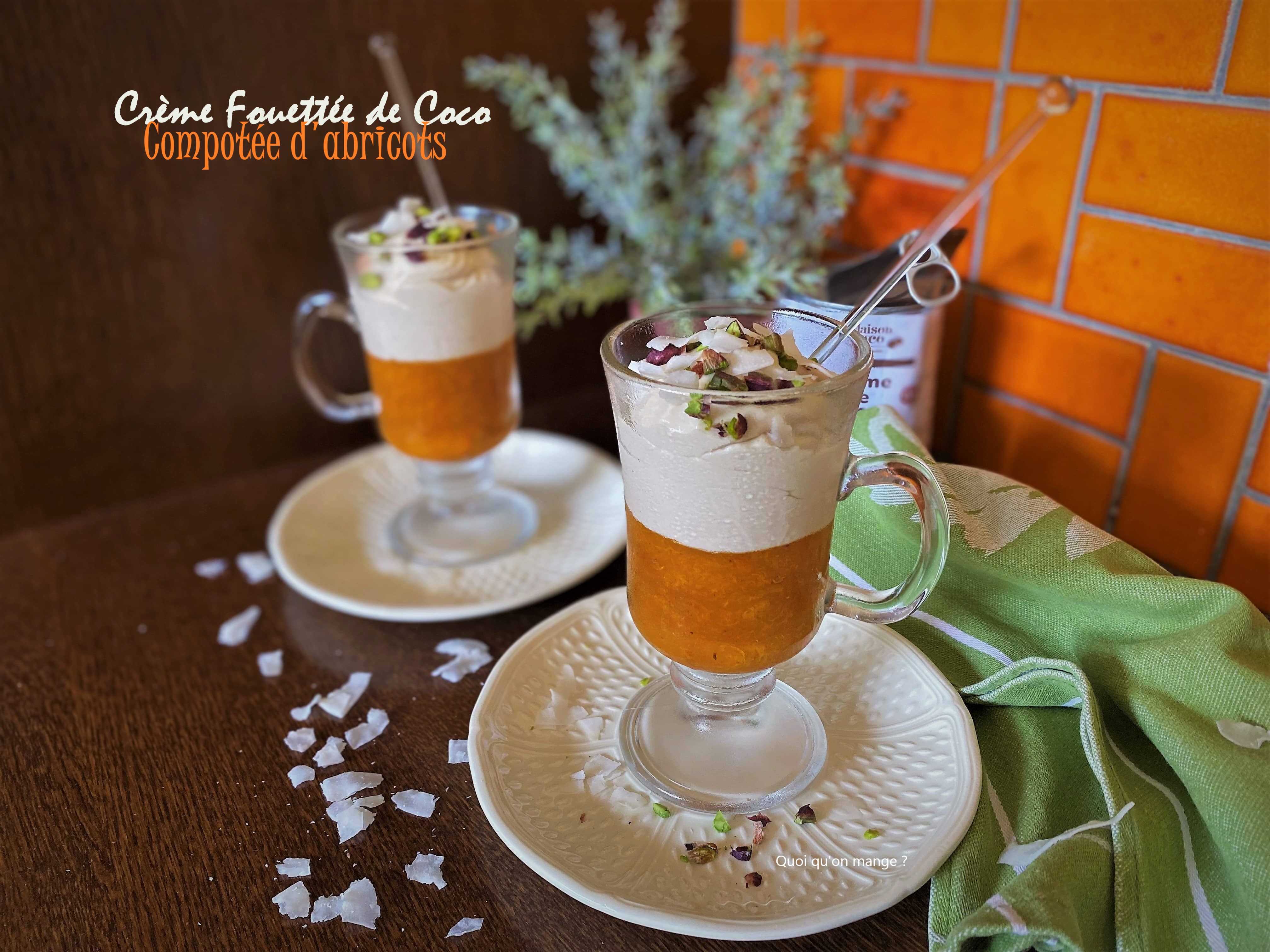 Crème fouettée de coco sur compotée d’abricots