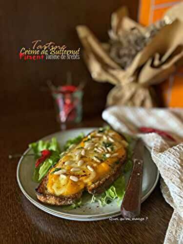 Tartine de pain aux graines – crème de butternut au piment – tomme de brebis et pignons de pin