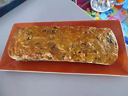 Cake aux olives noires, roquefort, noix et lardons