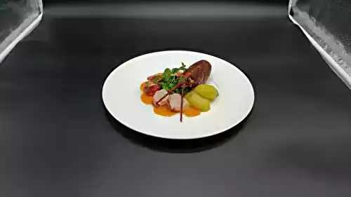 Homard, pommes de terre fondantes, petits pois, shiso pourpre, sauce américaine