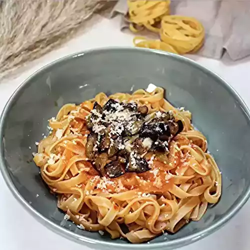 Tagliatelles à la sauce tomate maison, aubergines & scamorza