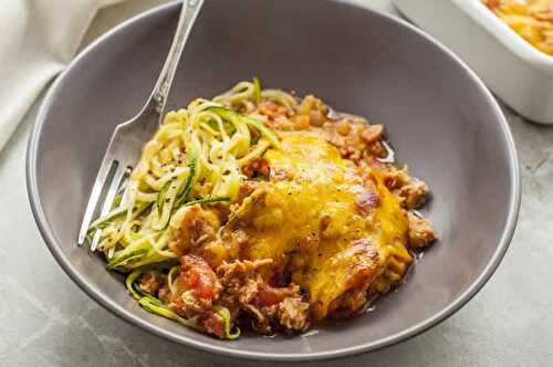 Nouilles de courgettes au thon et tomate - plat au four pour votre dîner.