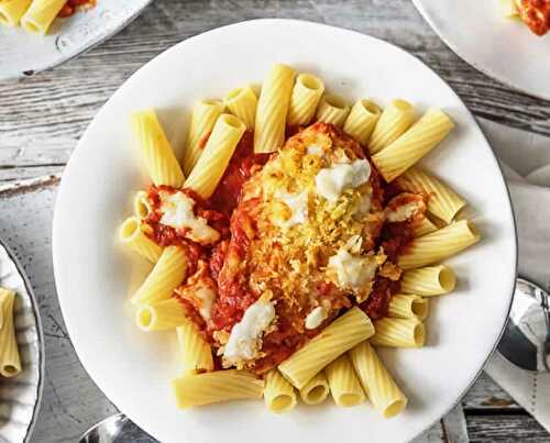 Poulet aux pâtes tomate et Parmesan - un plat délicieux pour dîner.
