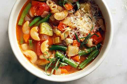 Soupe multi-légumes - soupe riche et variée et avec pâtes pour votre dîner