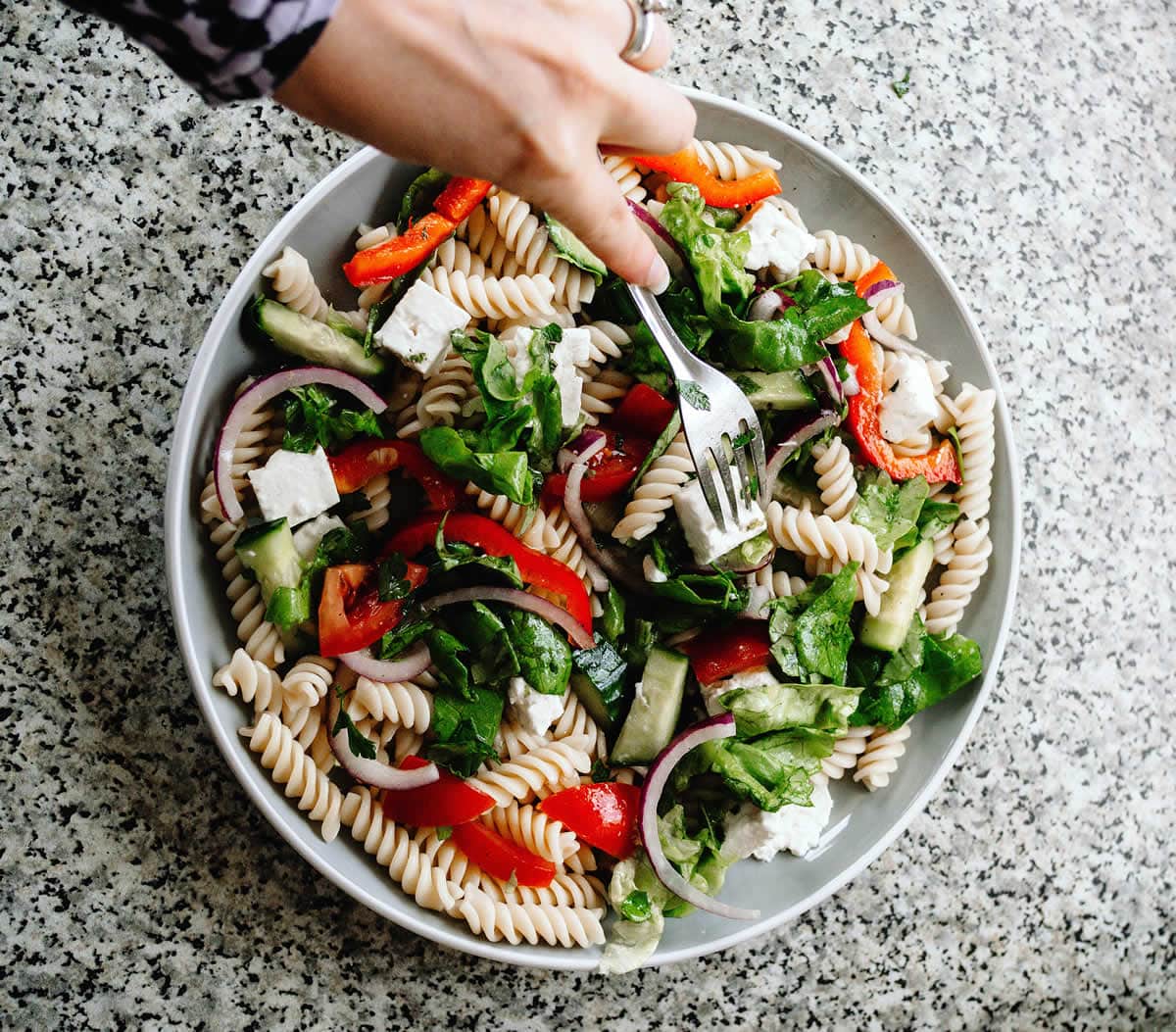 Salade de pâtes aux poivrons et fromage : un menu léger et super bon