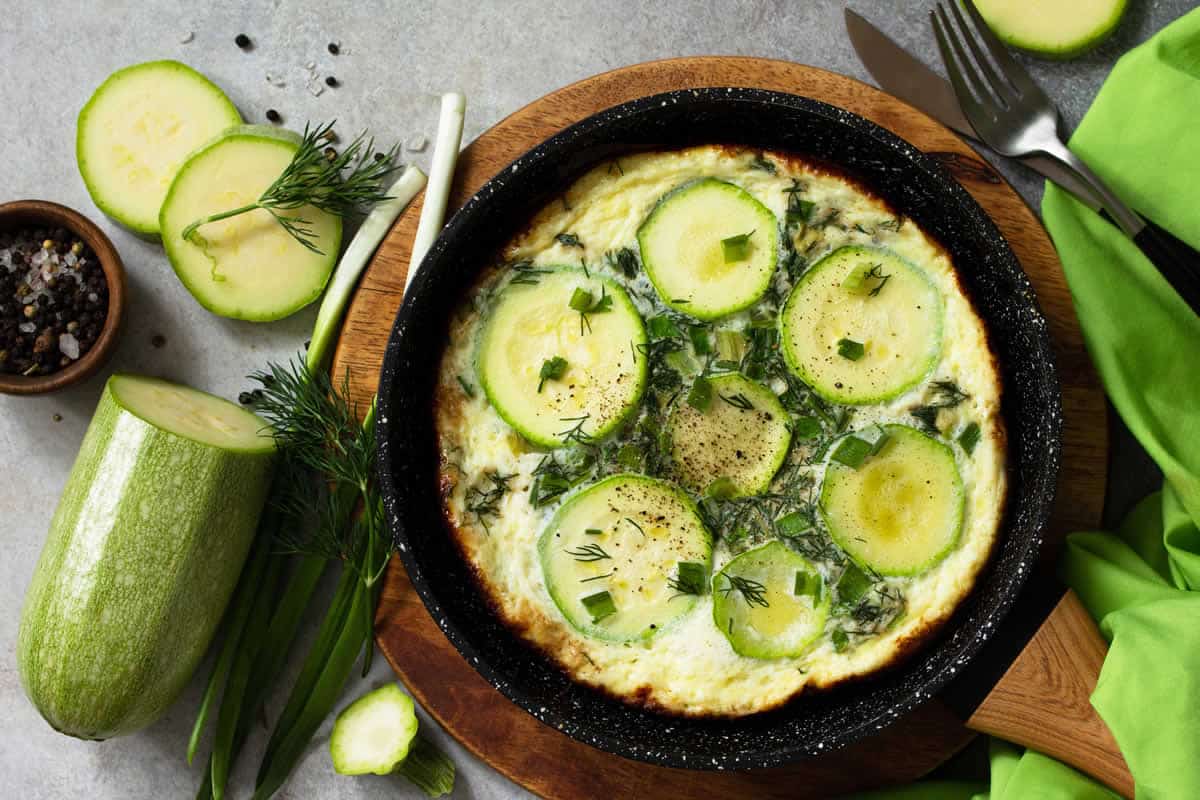 Omelette aux courgettes et herbes :  un plat simple et riche en goû