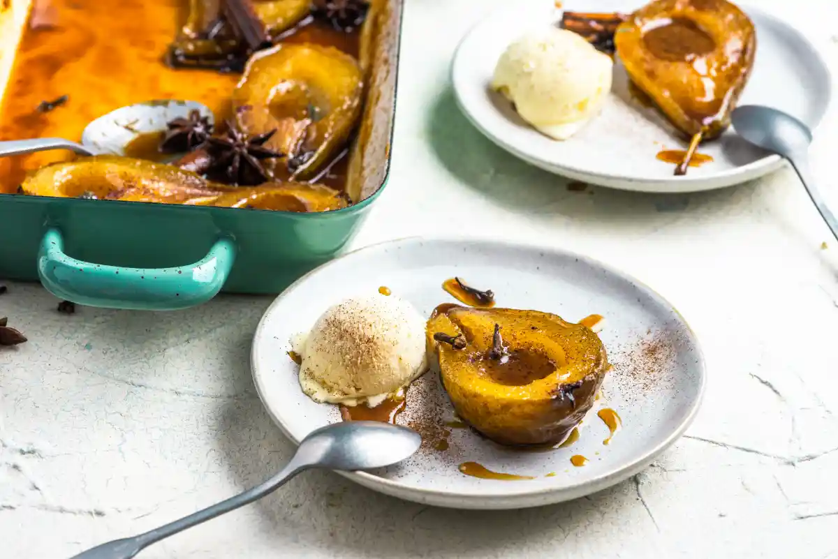 Poires sucrées cuites au caramel au four