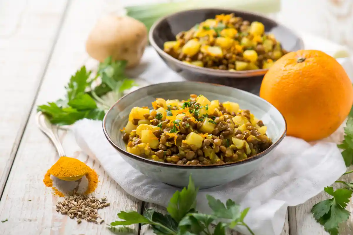 Salade de pommes de terre et de lentilles au curcuma, graines de fenouil et zeste d'orange