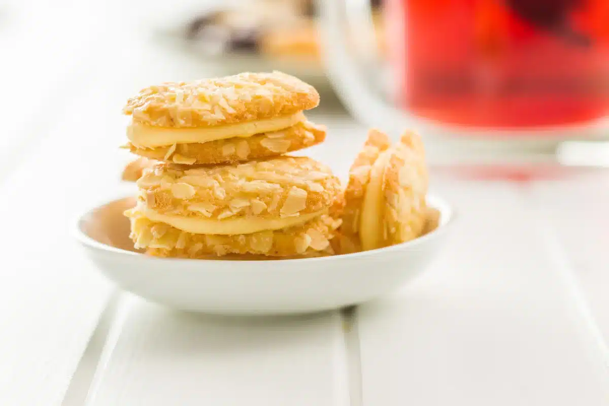 Biscuits aux amandes effilées fourrés à la crème pâtissière pour une collation à tout moment.