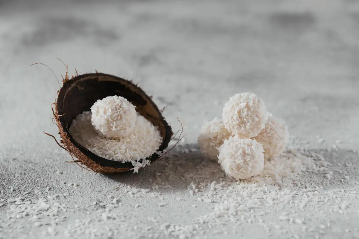 Boules de noix de coco : parfaites pour une collation rapide et saine.