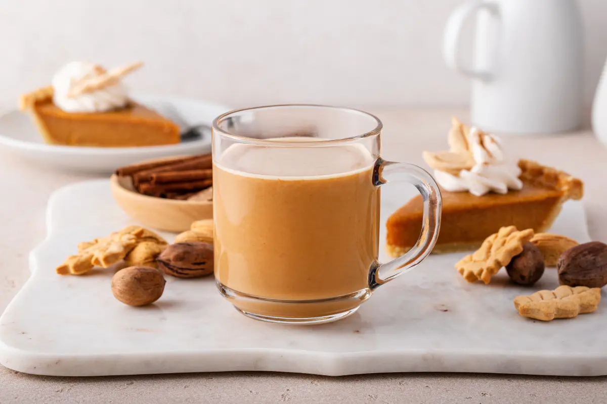 Café latte à la citrouille et aux épices : une boisson d'automne réconfortante et crémeuse.