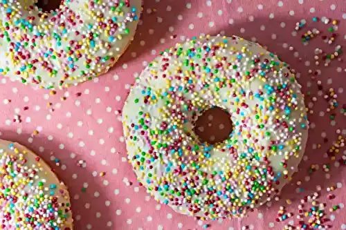 Donuts au chocolat blanc : un équilibre parfait entre douceur et gourmandise.