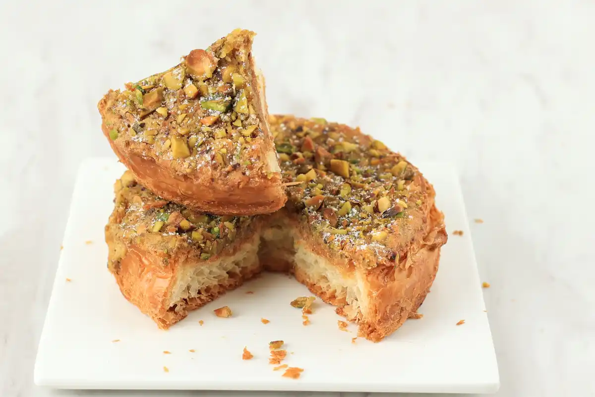 Gâteau Breton Sucré à la Pistache Hachée : Idéal Pour Une Pause Gourmande.