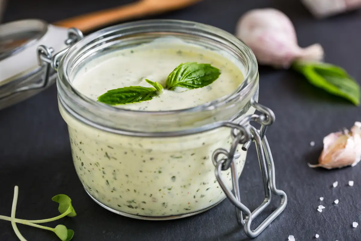 La vinaigrette au yaourt et basilic : fraîcheur et légèreté en 5 minutes !