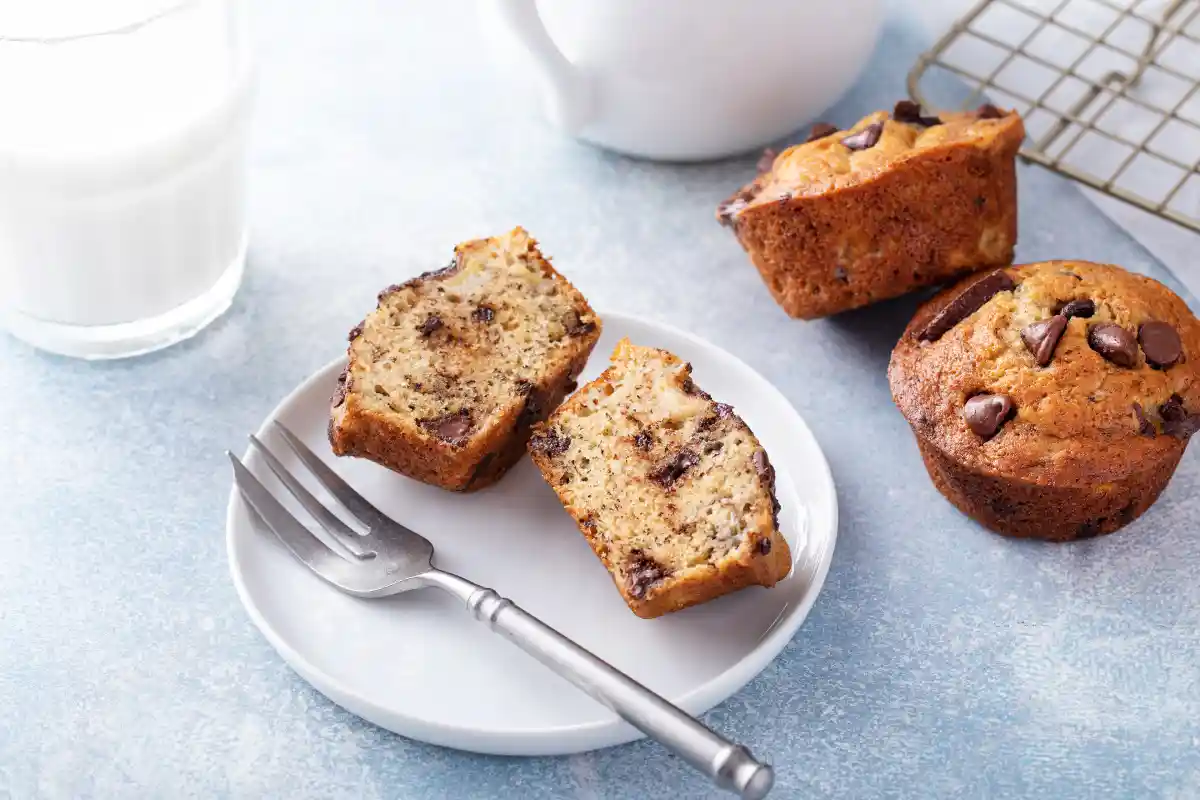 Muffins chocolat banane pour un petit-déjeuner gourmand ou une collation saine.