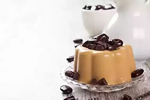 Panna Cotta au Café : appréciée pour sa texture onctueuse et son goût délicat.