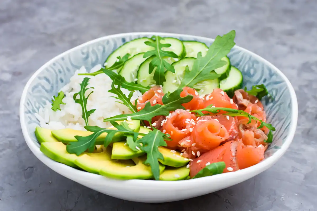 Poke bowl au saumon et avocat