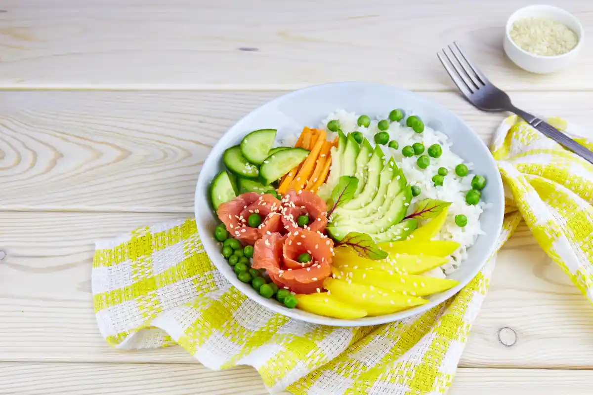 Poke bowl au saumon riz avocat concombre et mangue