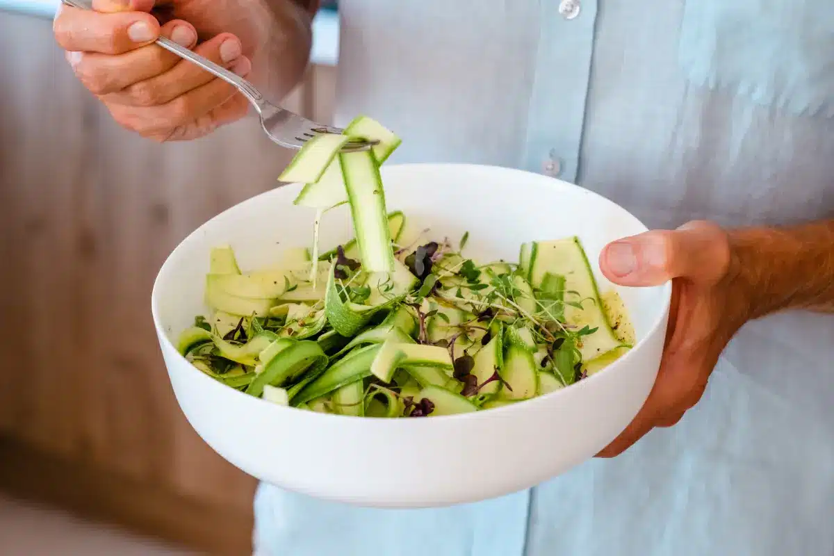 Salade de courgettes crue riche en fibres et en vitamines