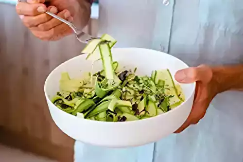 Salade de courgettes crue riche en fibres et en vitamines