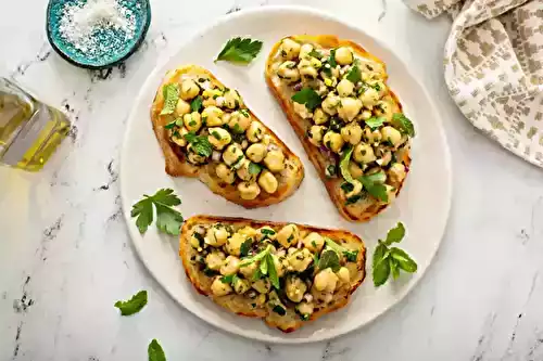 Salade de pois chiches aux herbes : riche en protéines végétales.