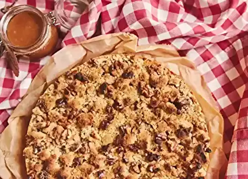 Tarte aux pommes garnie de crumble et de noix grillées : gourmande et réconfortante.