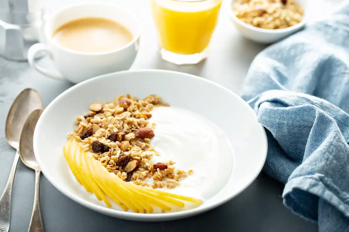 Yaourt nature avec granola et poire