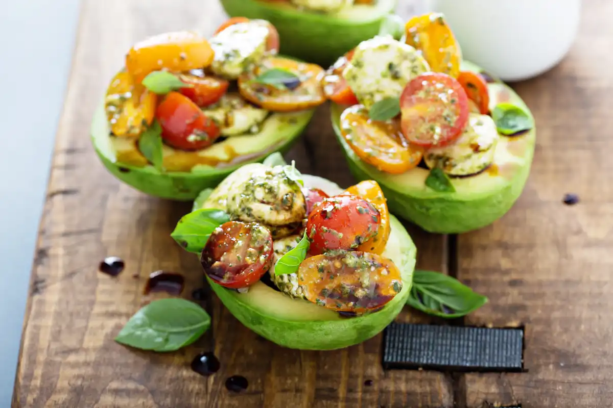 Avocat farci à la salade Caprese au pesto : parfait pour une alimentation saine.