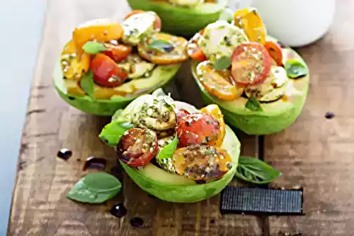 Avocat farci à la salade Caprese au pesto : parfait pour une alimentation saine.