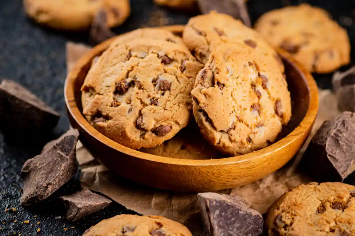 Biscuits aux morceaux de chocolat au lait : réconfortants à chaque bouchée.